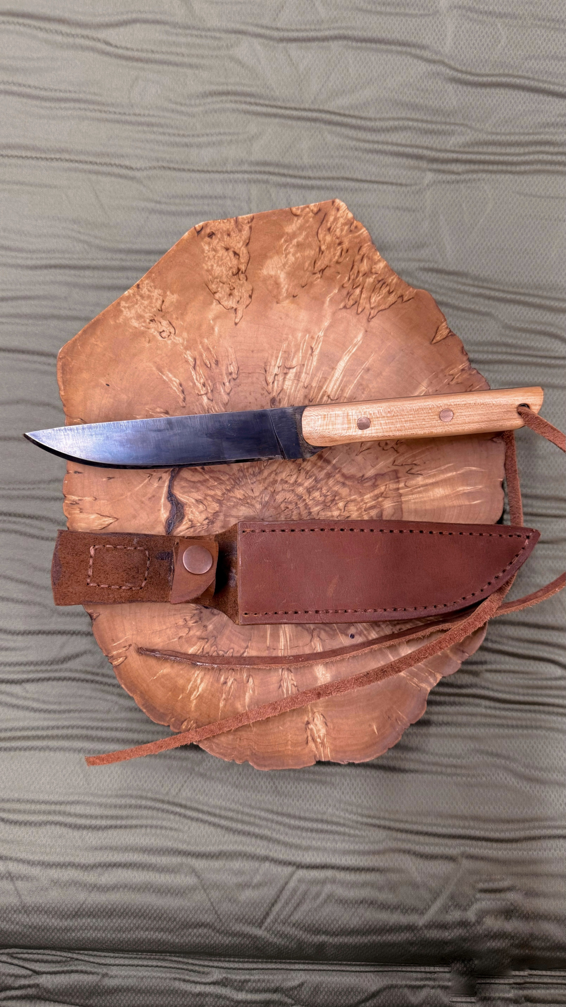 Изображение нож турист, сталь шх-15, рукоять клен, клепки красная бронза в интернет-магазине Travers